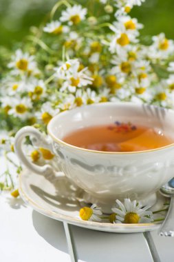 Bir fincan papatya çayı.