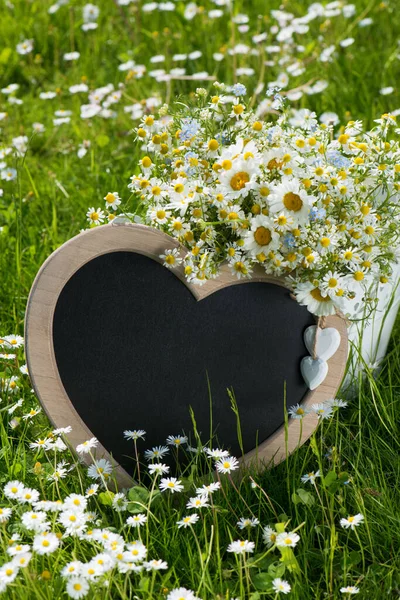 Papan Tulis Hati Dengan Bunga Liar Taman — Stok Foto