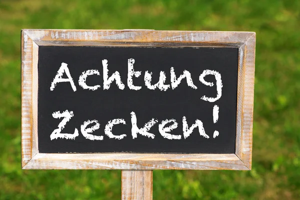 Achtung Tickt Tafel Gras — Stockfoto