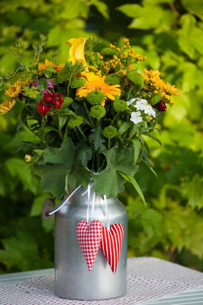 Buket Bunga Berwarna Dalam Kendi Susu — Stok Foto