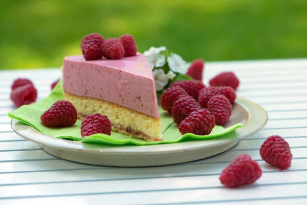 Pastel Frambuesa Una Mesa Jardín — Foto de Stock