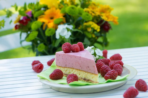 Raspberry Cake Garden Table — Stock Photo, Image