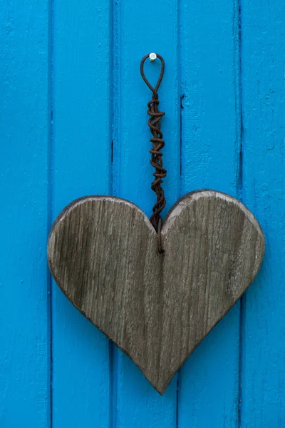Деревянное Сердце Синем Фоне — стоковое фото