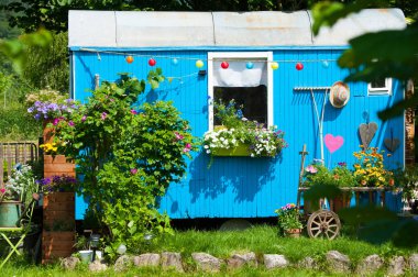 Cennet bahçesinde eski ahşap bir araba.