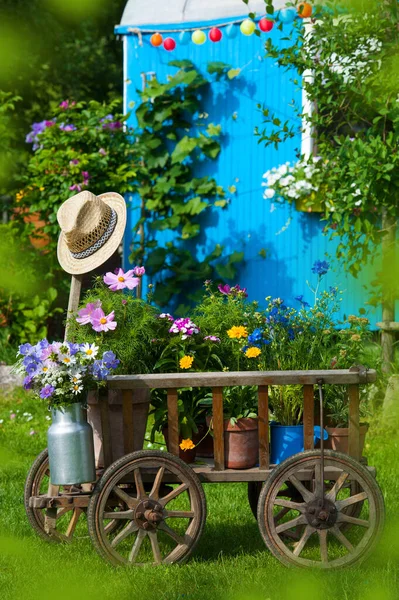 Vieux Chariot Bois Dans Jardin Idyllique — Photo