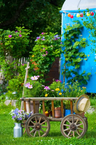 Stary Drewniany Wózek Idyllicznym Ogrodzie — Zdjęcie stockowe