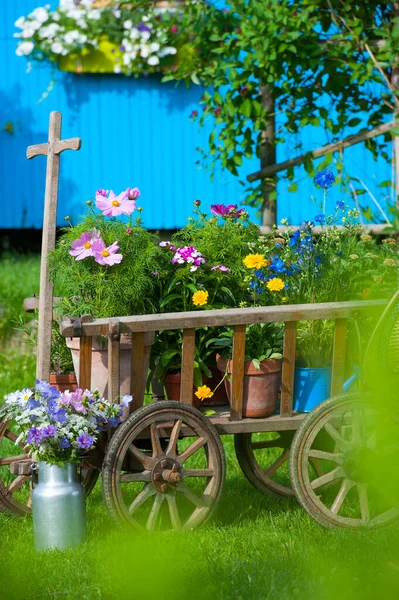 Starý Dřevěný Vozík Idylické Zahradě — Stock fotografie