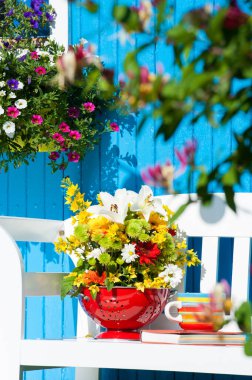 Bahçede renkli bir çiçek aranjmanı