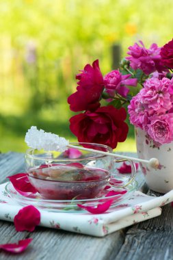 Bahçe masasında gül yaprakları çayı