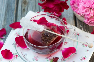 Bahçe masasında gül yaprakları çayı