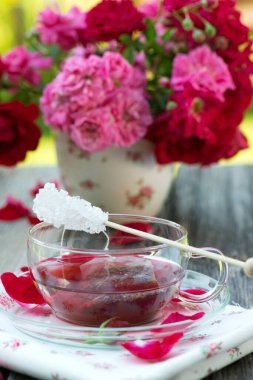 Bahçe masasında gül yaprakları çayı