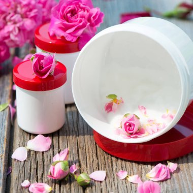 Ahşap arka planda gül kremi