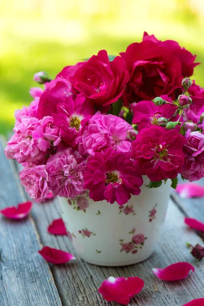 Bunga Mawar Karangan Bunga Atas Meja Taman — Stok Foto