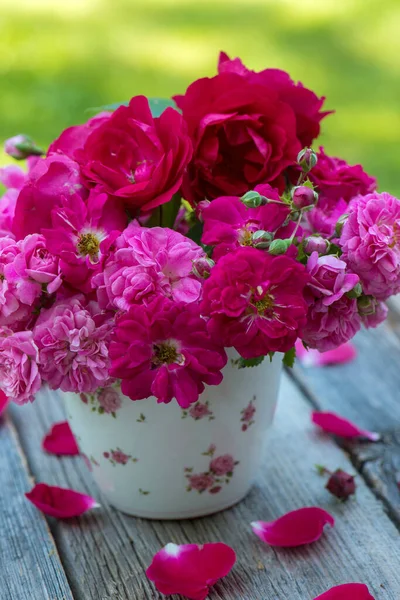 Bunga Mawar Karangan Bunga Atas Meja Taman — Stok Foto