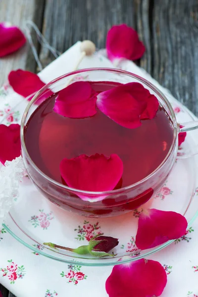 Rosenblütentee Auf Einem Gartentisch — Stockfoto