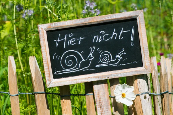 Schild Mit Schneckenverbot Garten — Stockfoto