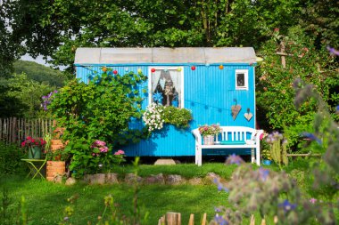 Ahşap arabalı renkli bir yaz bahçesi