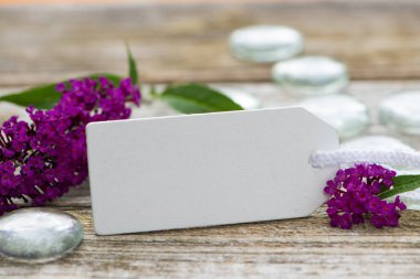 Ahşap arkaplanda çiçekleri olan etiket