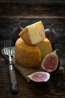 Küçük bir somun peynir.