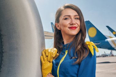 Çekici, memnun kadın uçuş görevlisi geleceğe bakıyor.