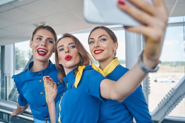 Havaalanında selfie çeken üç güzel bayan.