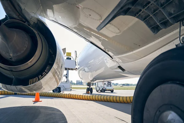 Airplane serviced during the refueling process at the airdrome — Stock Photo, Image