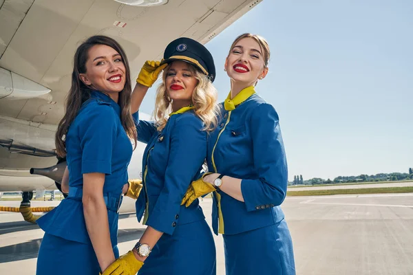 Sonriente tripulación de cabina completamente femenina posando para la cámara — Foto de Stock