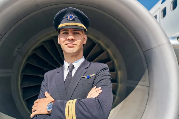 Piloto elegante qualificado em uniforme olhando para frente — Fotografia de Stock