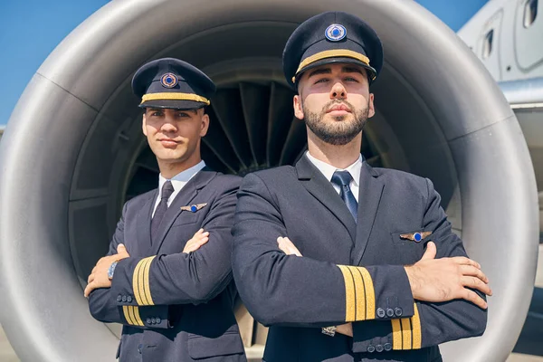 Two qualified pilots posing for the camera — Stock Photo, Image