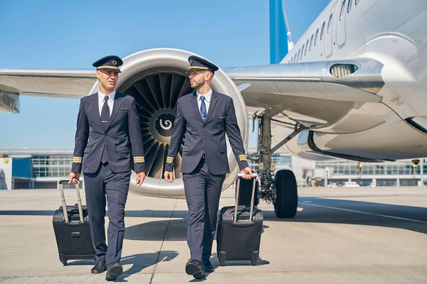 Dois pilotos do sexo masculino e sua bagagem — Fotografia de Stock