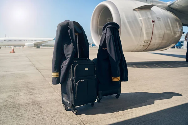 Casos piloto com rodas colocados no chão — Fotografia de Stock