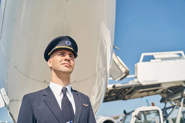 Pensive Caucasian pilot staring into the distance — Stock Photo, Image