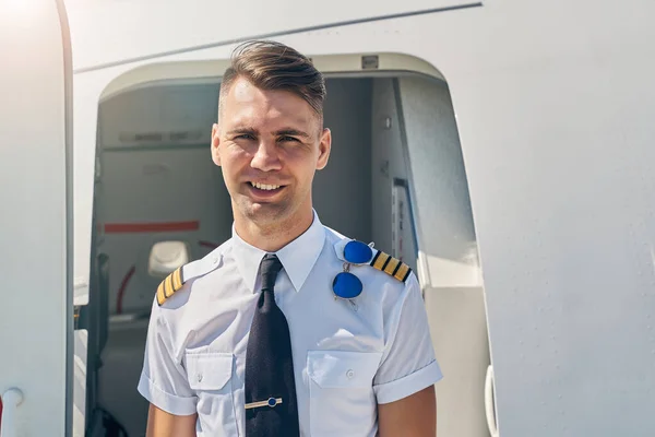 Atraente jovem aviador olhando para a câmera — Fotografia de Stock