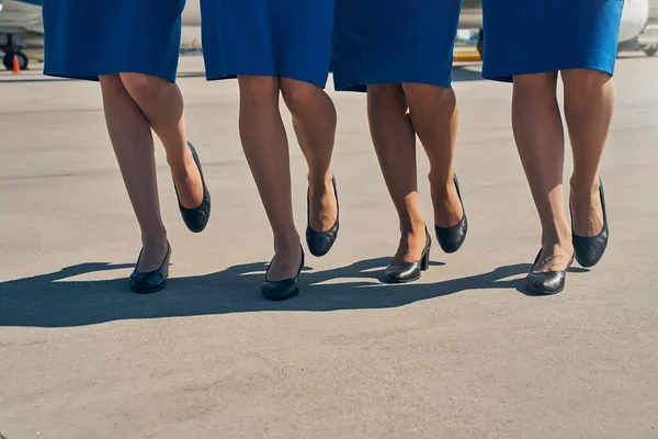 Flugbegleiterinnen in eleganten Hofschuhen — Stockfoto