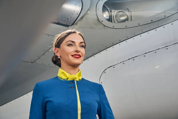 Agradable mujer bonita mirando delante de ella — Foto de Stock