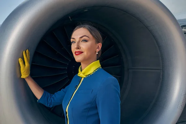 Serene elegant female flight attendant gazing away — Stock Photo, Image