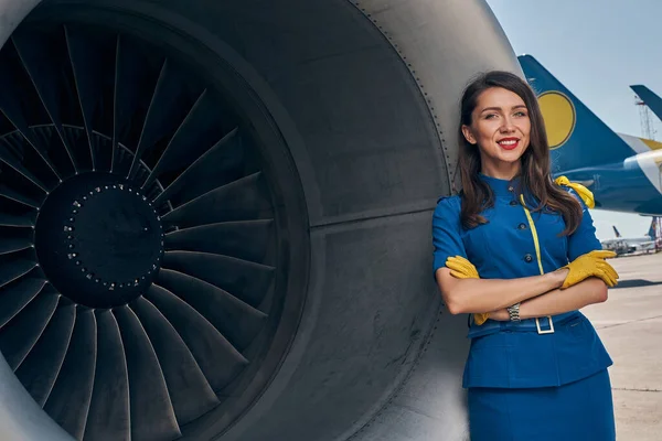 Dipendente della compagnia aerea sorridente in posa per la fotocamera — Foto Stock