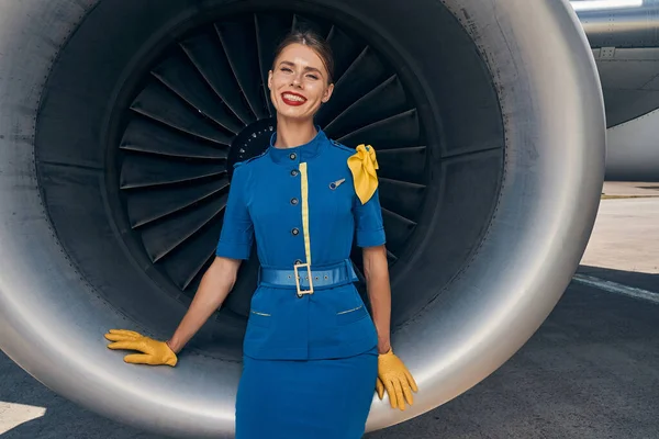 Roztomilá veselá letuška se usmívá do kamery — Stock fotografie