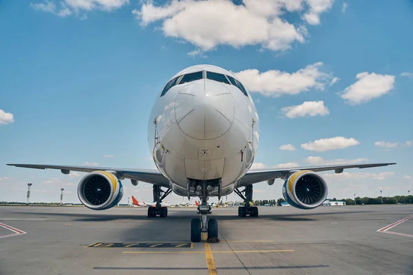 Passenger air vehicle parked on the airport apron — Stock Photo, Image