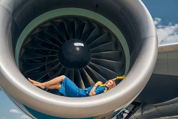 Piękna kaukaska stewardessa zagubiona w swoim zadumie — Zdjęcie stockowe