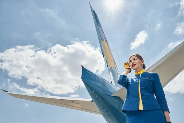 Příjemný zaměstnanec aerolinek zírající na něco v dálce — Stock fotografie