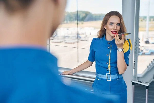 Mujer linda sonriente hablando en su teléfono inteligente — Foto de Stock