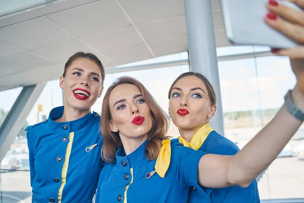 Hermosas azafatas posando juntas para la cámara — Foto de Stock