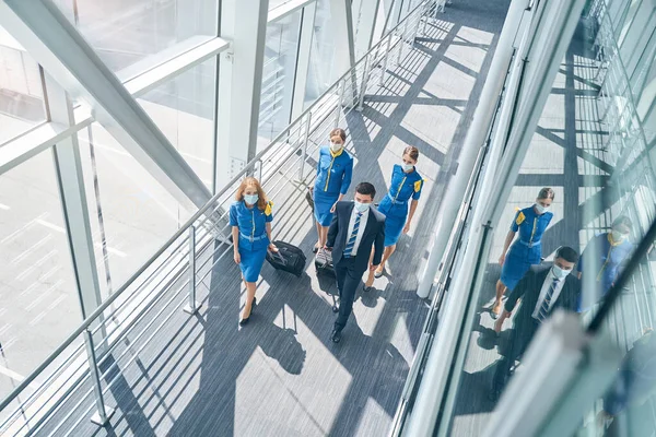생각깊은 객실 승무원들이 공항에서 가방을 꺼내는 모습 — 스톡 사진