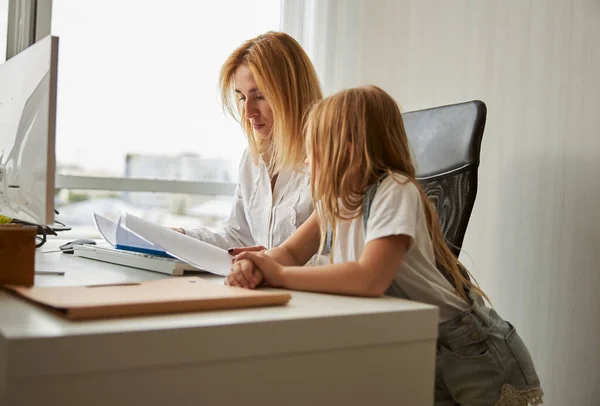 Femme d'affaires travaillant avec des documents sur le lieu de travail — Photo