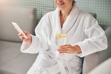 Kanepede oturan memnun bir spa müşterisi.