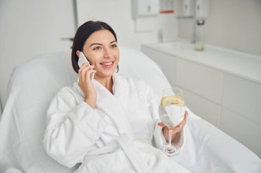 Gülümseyen mutlu kadın akıllı telefonundan arıyor.