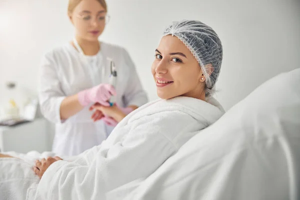 Dermatoloog behandelen van de huid op een vrouwelijke hand — Stockfoto