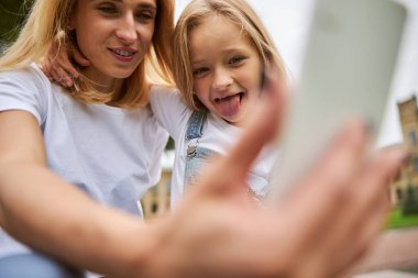 Mutlu aile dışarıda vakit geçiriyor.