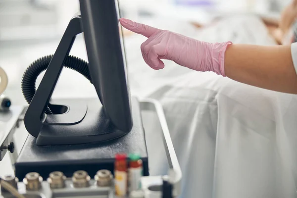 Médico ajustando os parâmetros de tratamento para seu paciente — Fotografia de Stock